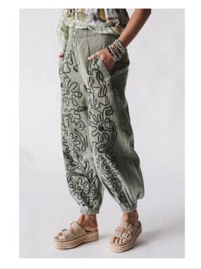 POL Floral Embroidered Pattern Solid Cotton Twill Jogger Pants Size Medium